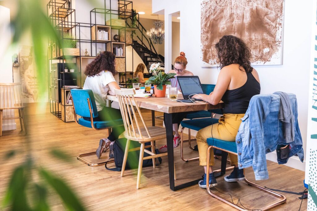 Une photo extérieure du bâtiment ou de l'entrée du Coworking Café