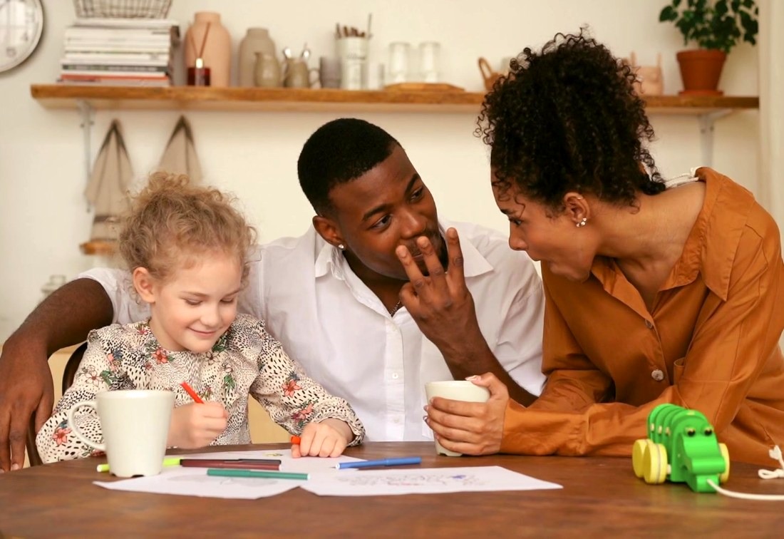 Famille profitant d'un moment ensemble à la maison, du temps libéré grâce à la conciergerie