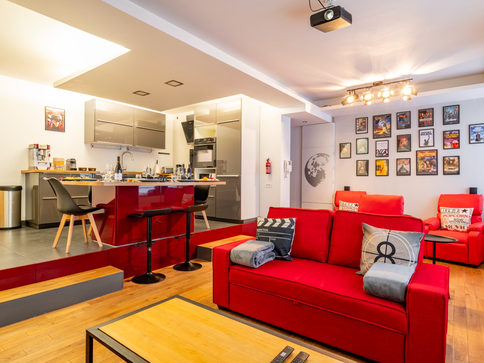 Séjour cinéma et cuisine ouverte, logement optimisé par Golden Tree Conciergerie