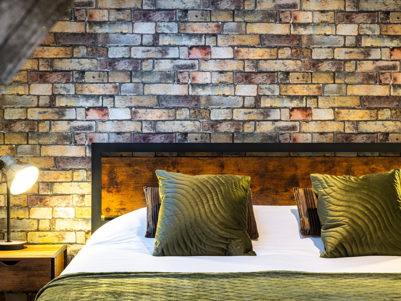 Chambre mur de briques, logement optimisé par Golden Tree Conciergerie