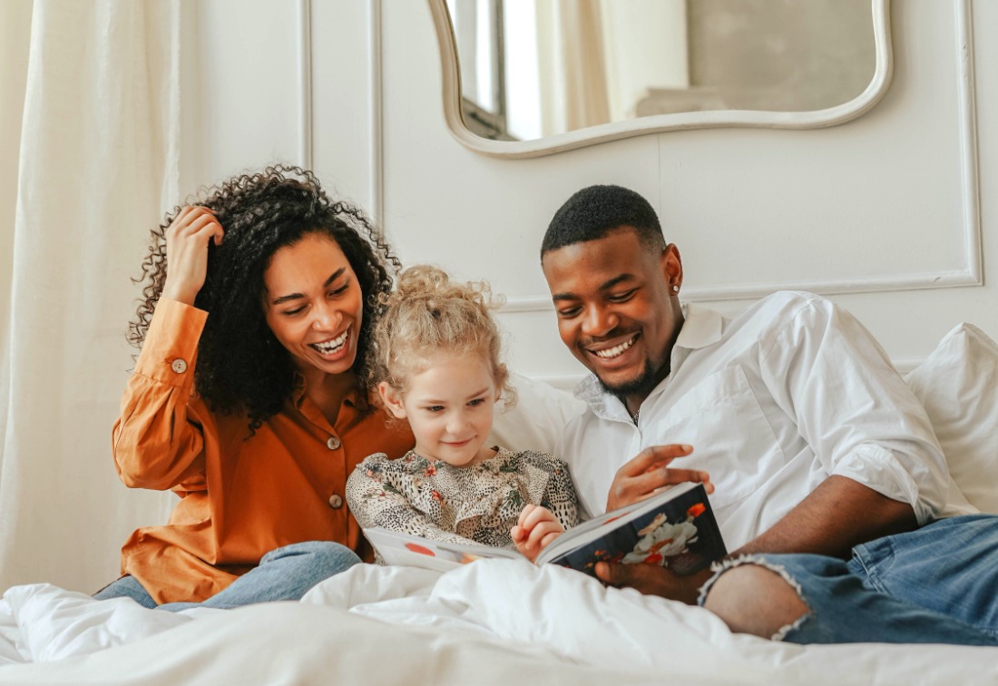 Famille détendue chez elle, libérée des contraintes de la location courte durée