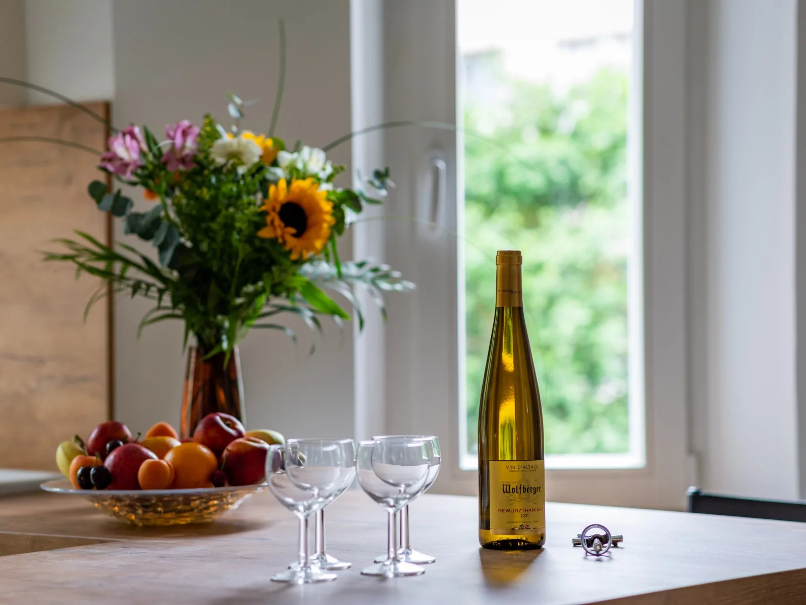 Logement Airbnb Strasbourg table dressée vin d'Alsace Golden Tree